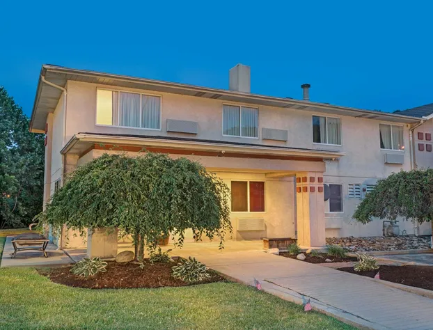 Super 8 by Wyndham Canonsburg/Pittsburgh Area hotel detail image 1