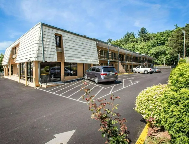 Econo Lodge Biltmore hotel detail image 3