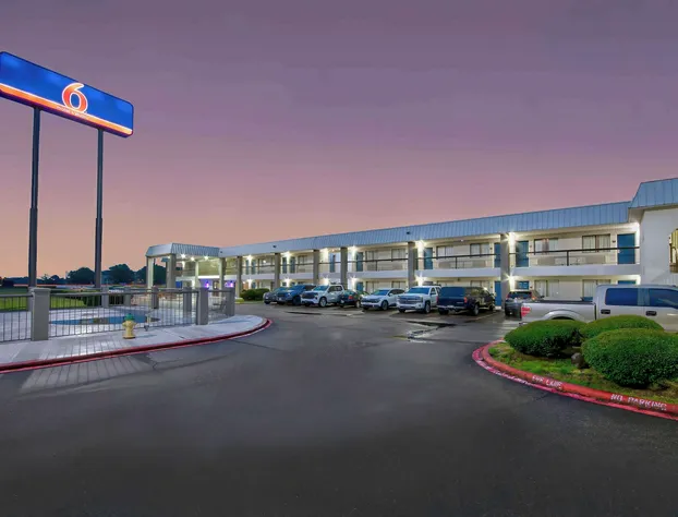 Motel 6 Texarkana, TX hotel detail image 1
