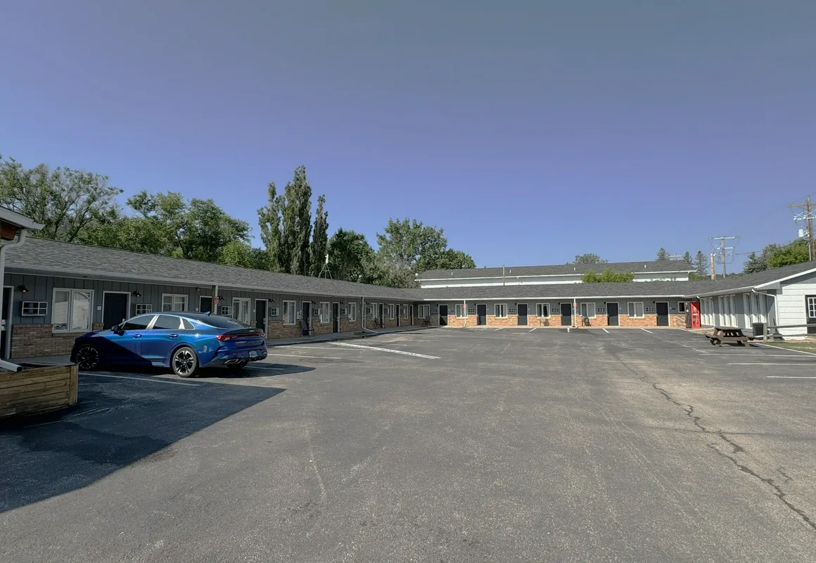 Deer Lodge Motel hotel hero