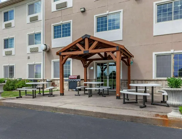 Comfort Suites Delavan - Lake Geneva Area hotel detail image 1