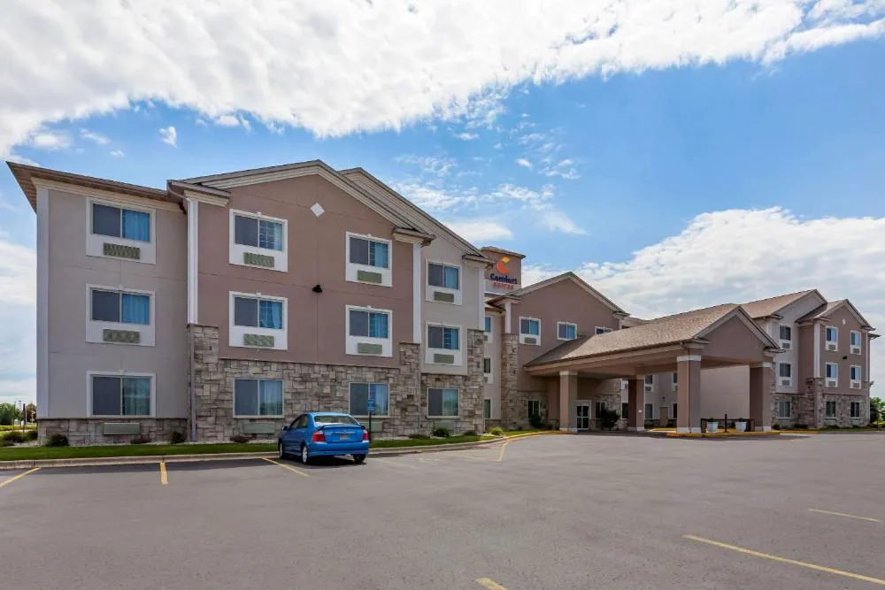 Comfort Suites Delavan - Lake Geneva Area hotel hero