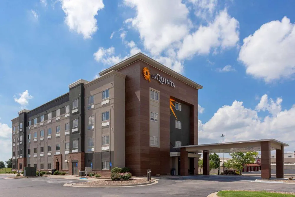 La Quinta Inn & Suites by Wyndham Wichita Airport hotel hero