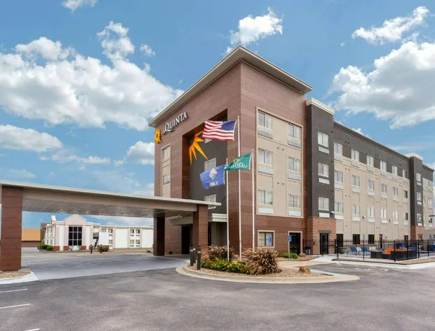 La Quinta Inn & Suites by Wyndham Wichita Airport hotel detail image 2