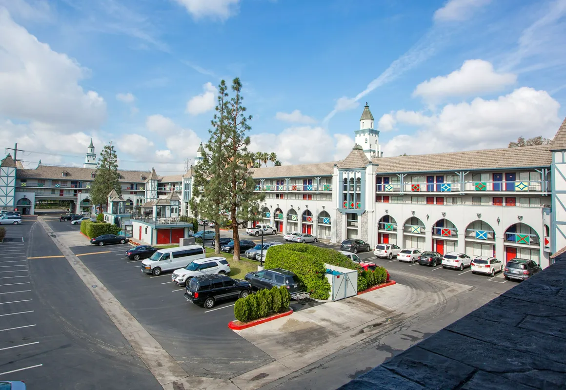 Castle Inn and Suites hotel hero