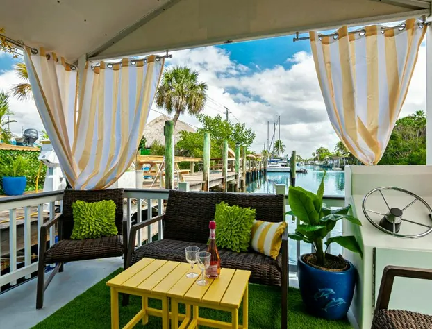 Latitude 26 Waterfront Resort & Marina hotel detail image 2