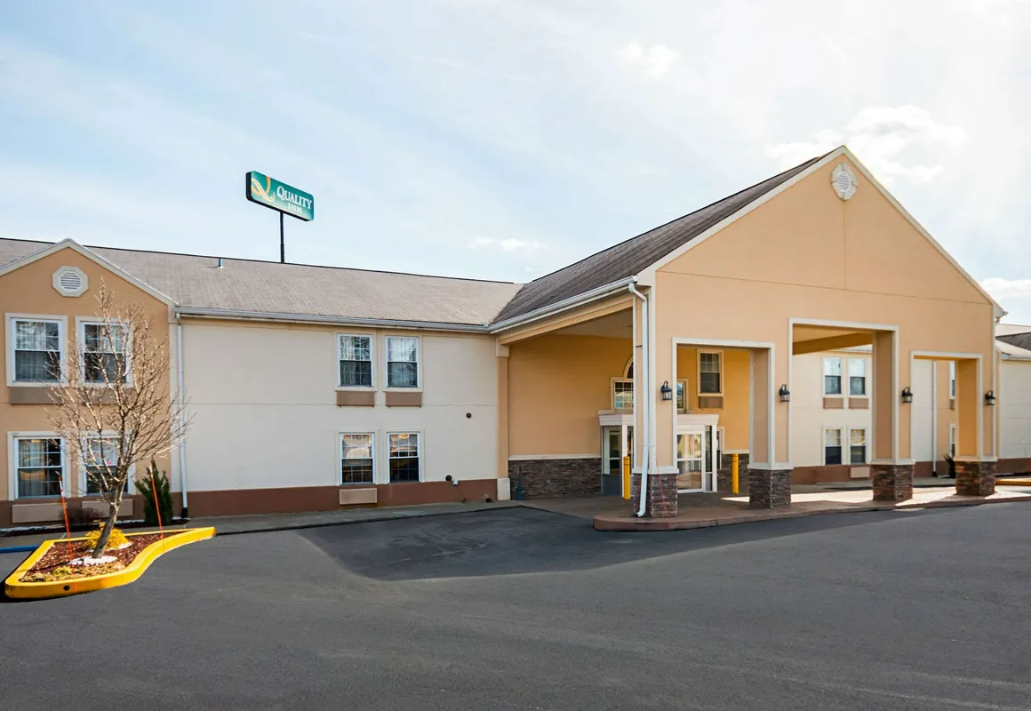 Quality Inn Fairmont hotel hero