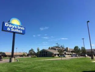 Days Inn & Suites by Wyndham Baxter Brainerd Area hotel hero