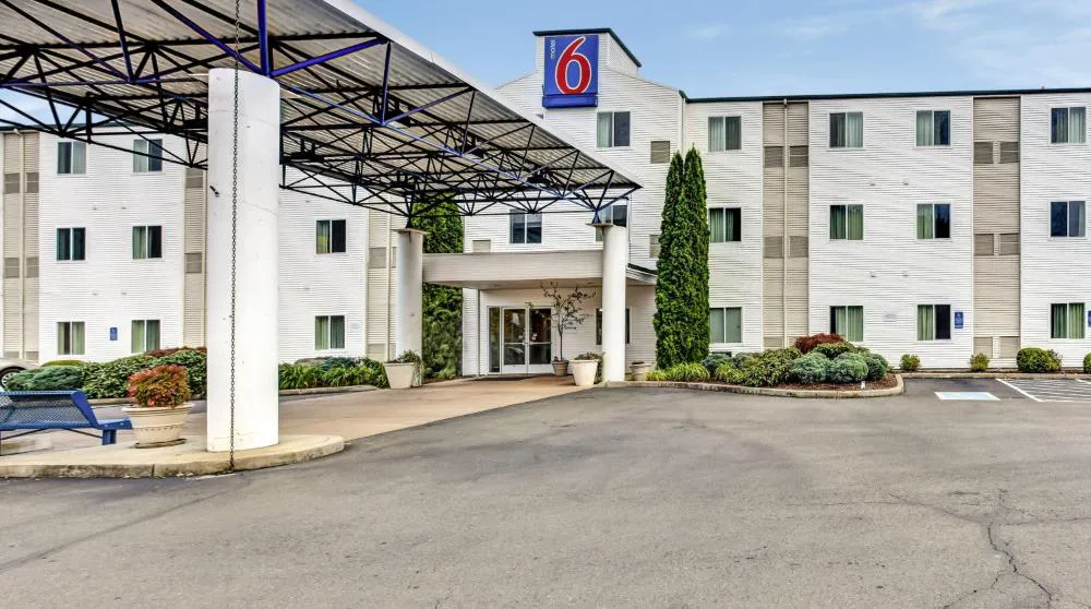 Motel 6 Roseburg, OR hotel hero