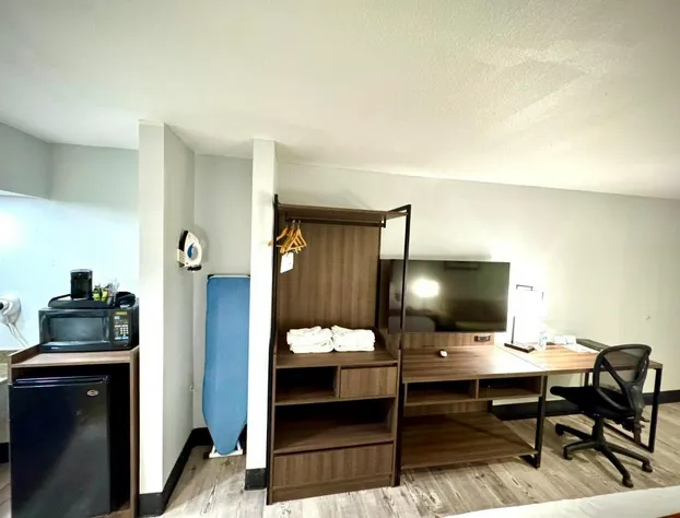 Super 8 by Wyndham Clovis hotel detail image 4