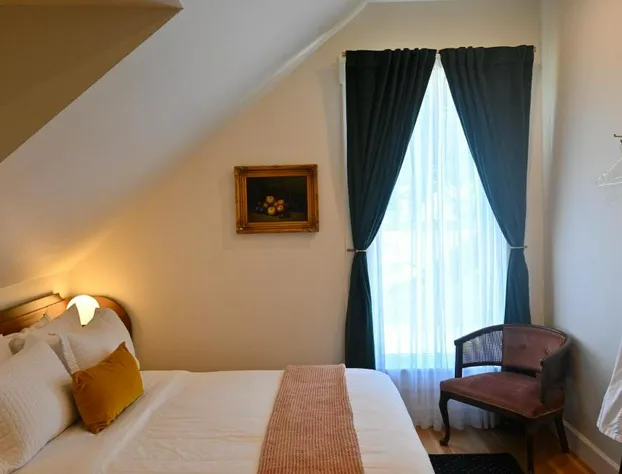 Nicholson House at Beaujolais hotel detail image 2