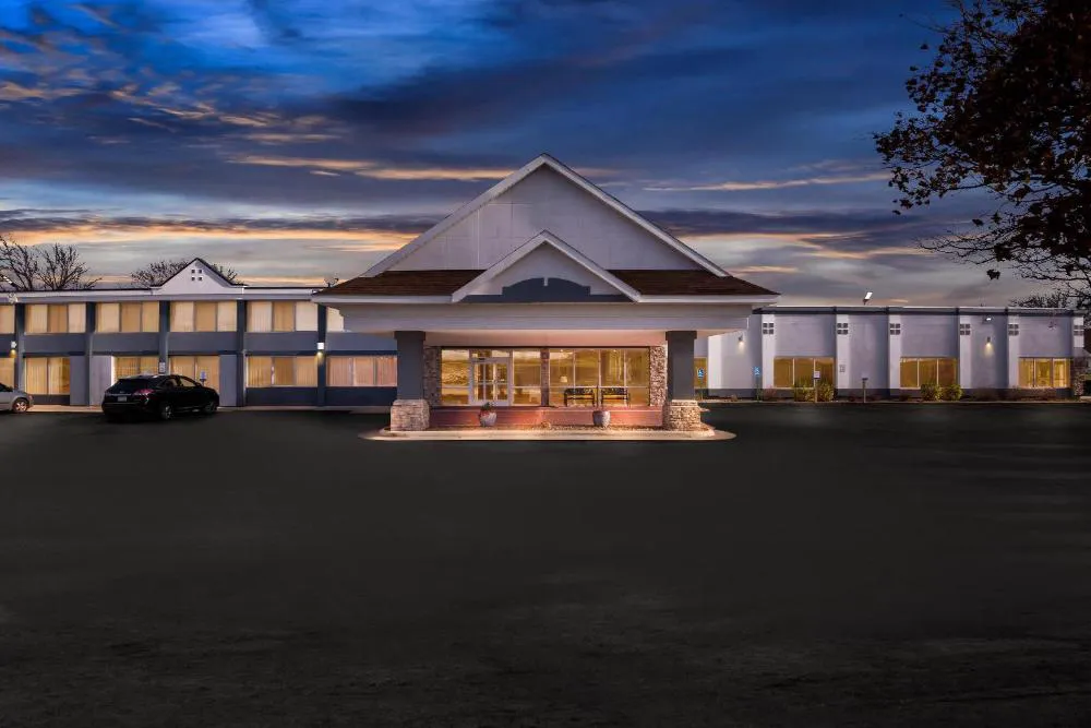 Quality Inn Fort Dodge hotel hero