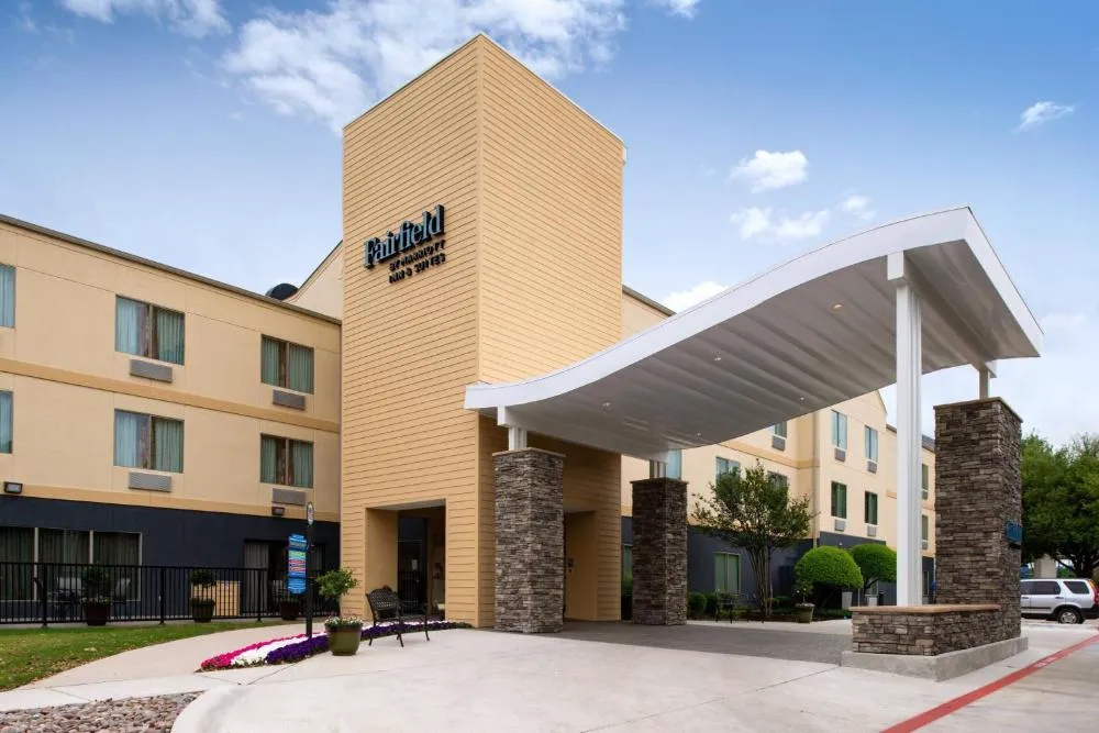 Fairfield Inn & Suites by Marriott Arlington Six Flags hotel hero
