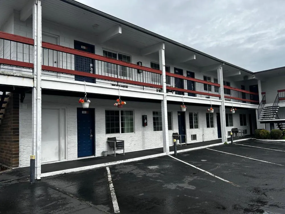 Travelers Inn by OYO Longview Kelso hotel hero