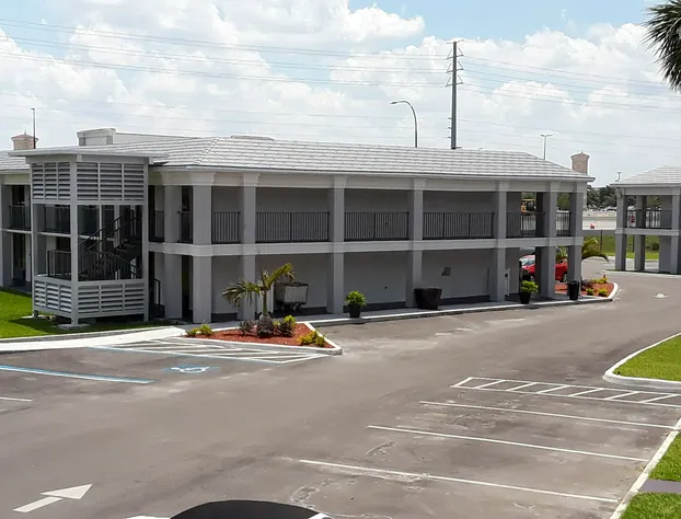 Clarion Inn & Suites Across From Universal Orlando Resort hotel detail image 2