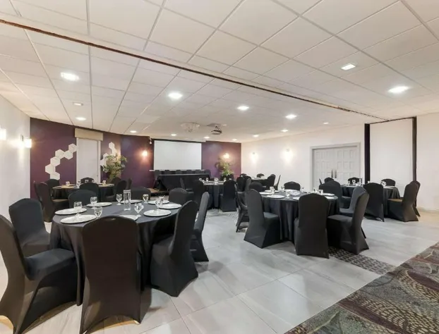 Clarion Inn & Suites Across From Universal Orlando Resort hotel detail image 4