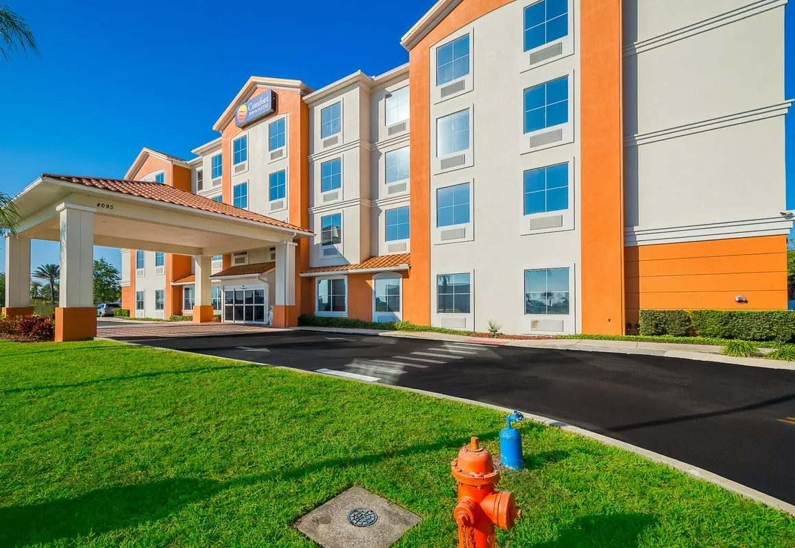 Comfort Inn & Suites Maingate South hotel hero