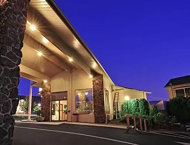 Red Lion Inn & Suites Grants Pass hotel detail image 1
