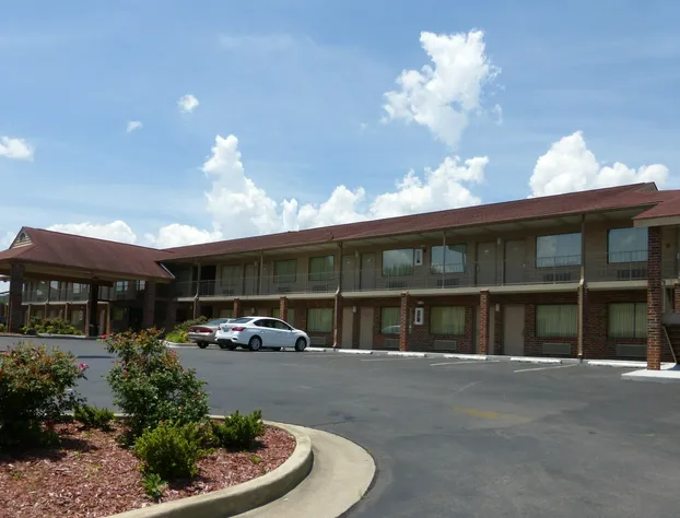 Red Roof Inn & Suites Cleveland, TN hotel detail image 1