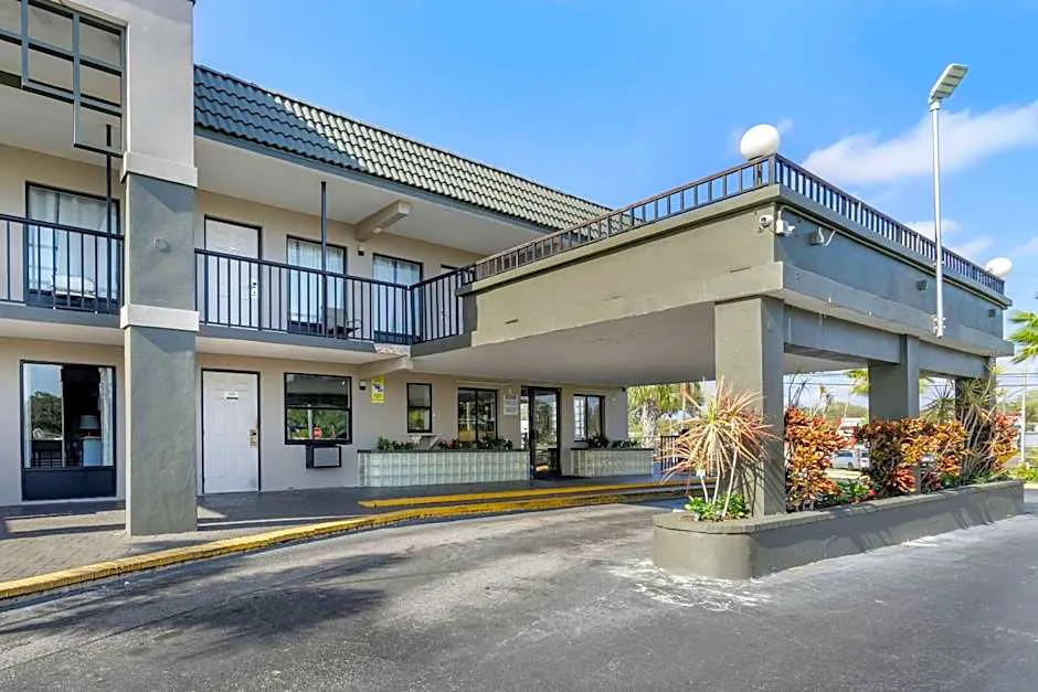 Rodeway Inn Clearwater - Dunedin hotel hero