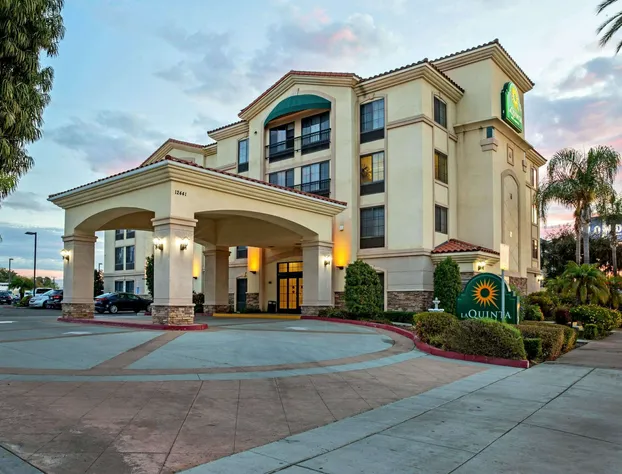 La Quinta Inn & Suites by Wyndham NE Long Beach/Cypress hotel detail image 2
