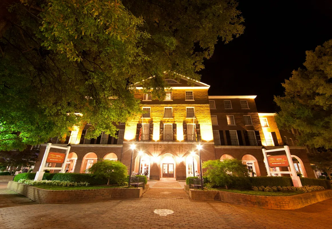 The Tidewater Inn hotel hero