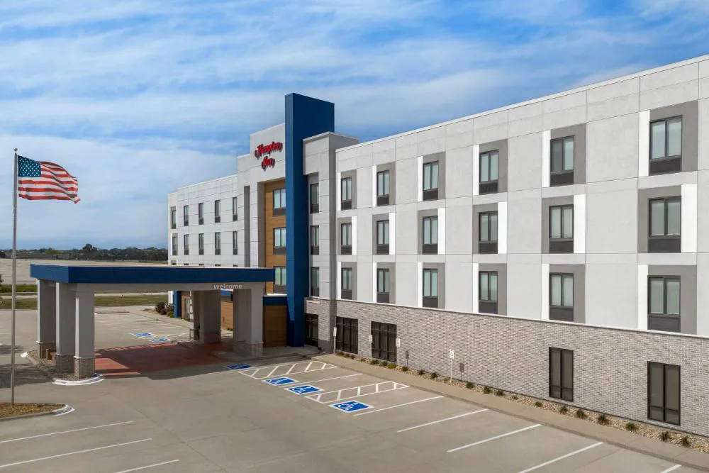 Hampton Inn Waterloo Cedar Valley hotel hero