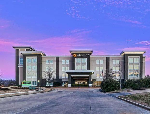 La Quinta Inn & Suites by Wyndham Starkville at MSU hotel detail image 2