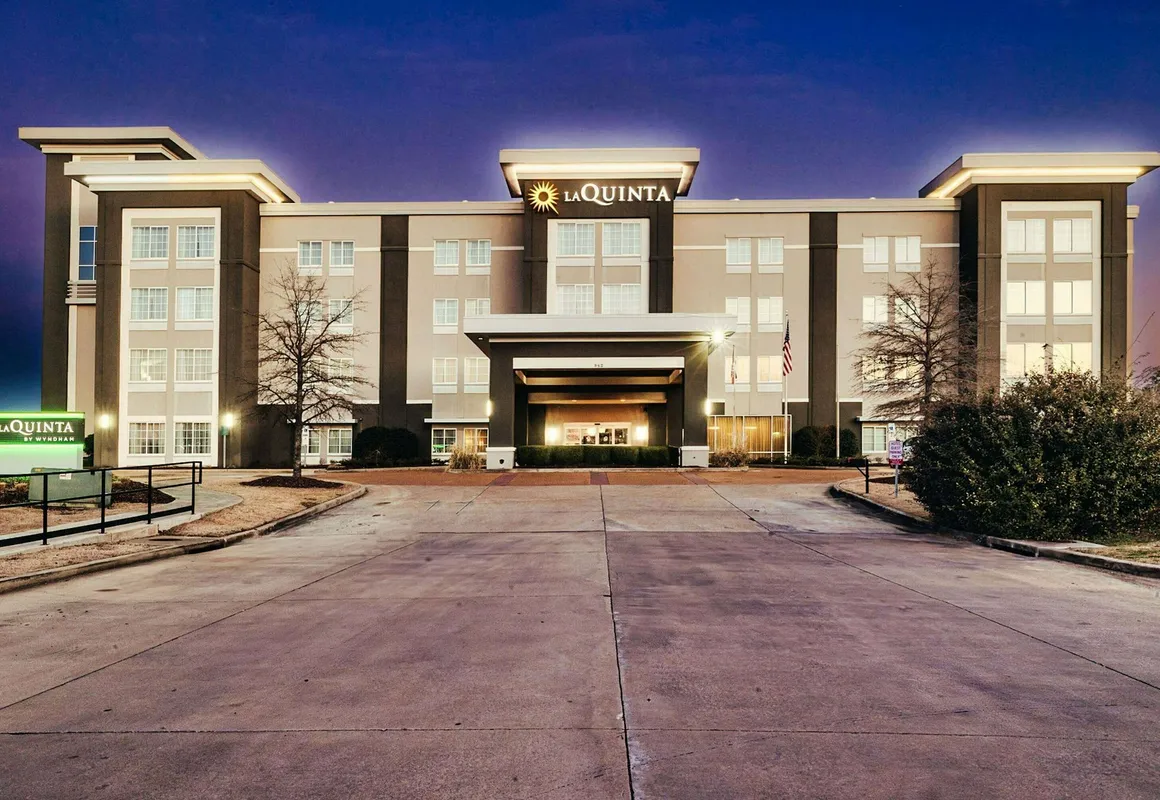 La Quinta Inn & Suites by Wyndham Starkville at MSU hotel hero