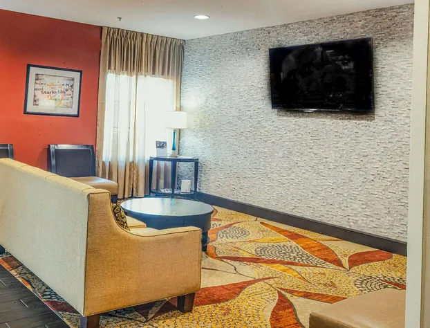 La Quinta Inn & Suites by Wyndham Starkville at MSU hotel detail image 3