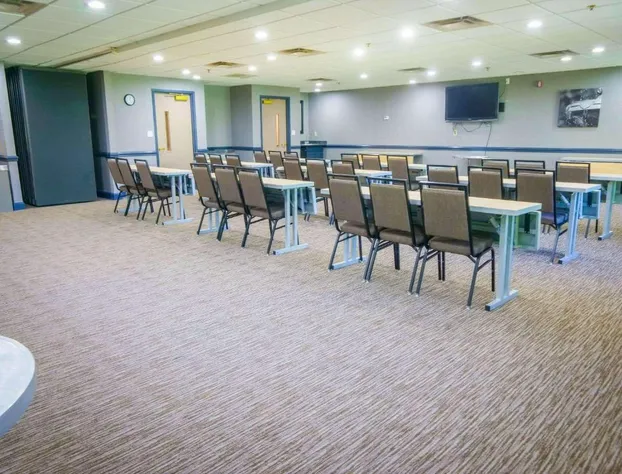 Country Inn & Suites by Radisson, Burlington (Elon), NC hotel detail image 3