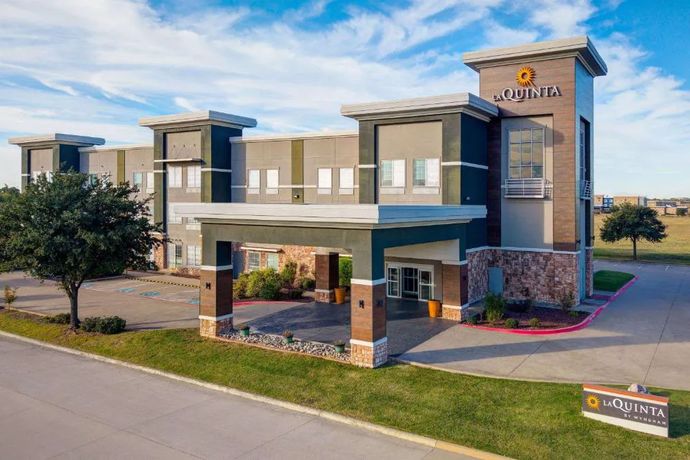 La Quinta Inn & Suites by Wyndham Ft. Worth - Forest Hill TX hotel hero