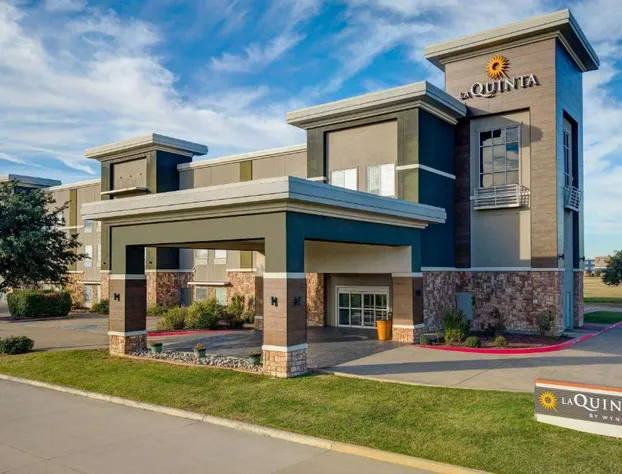 La Quinta Inn & Suites by Wyndham Ft. Worth - Forest Hill TX hotel detail image 1