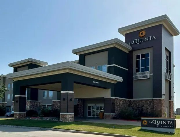 La Quinta Inn & Suites by Wyndham Ft. Worth - Forest Hill TX hotel detail image 2