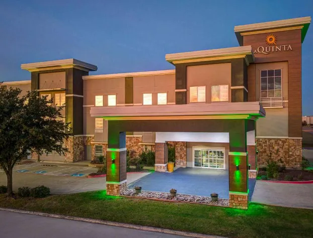 La Quinta Inn & Suites by Wyndham Ft. Worth - Forest Hill TX hotel detail image 4