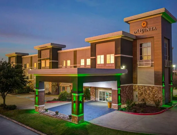 La Quinta Inn & Suites by Wyndham Ft. Worth - Forest Hill TX hotel detail image 3