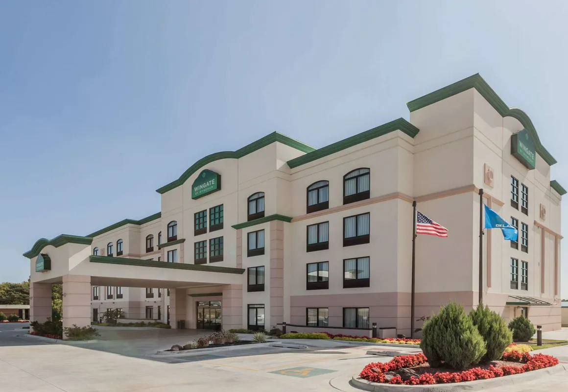 La Quinta Inn & Suites by Wyndham Tulsa Midtown hotel hero