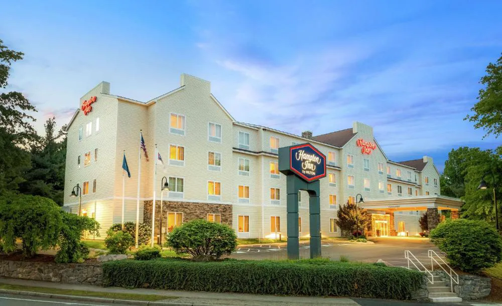 Hampton Inn Nashua hotel hero