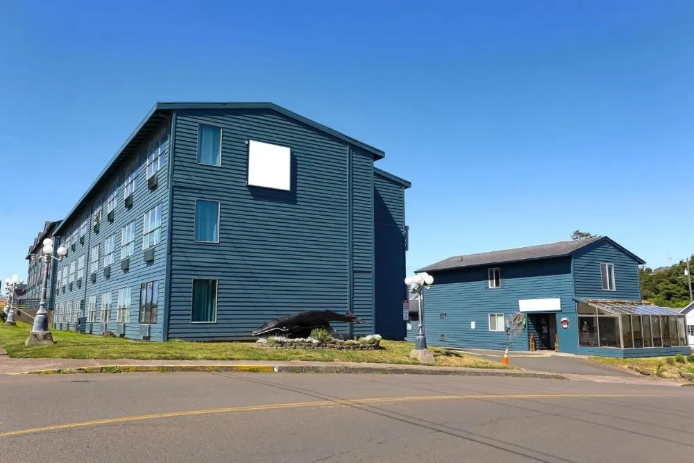 OYO Waves Hotel Newport OR - NYE Beach hotel hero