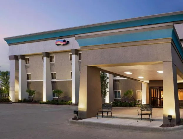 Baymont by Wyndham Mt. Pleasant hotel detail image 1