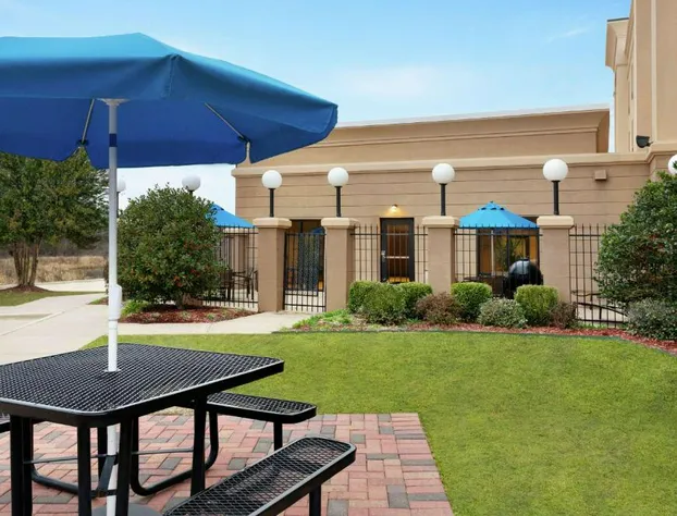 Hampton Inn and Suites Pine Bluff hotel detail image 4