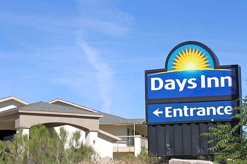 Days Inn by Wyndham Globe hotel hero