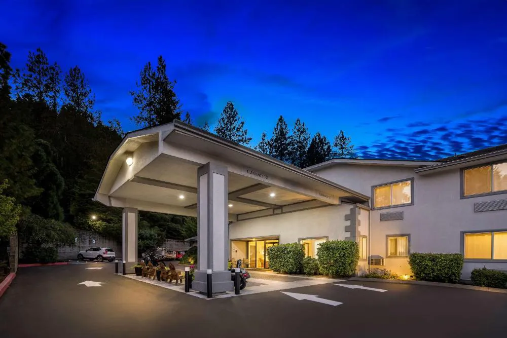 Best Western Inn At The Rogue hotel hero