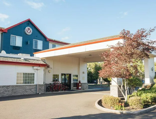 Red Lion Inn & Suites McMinnville hotel detail image 1
