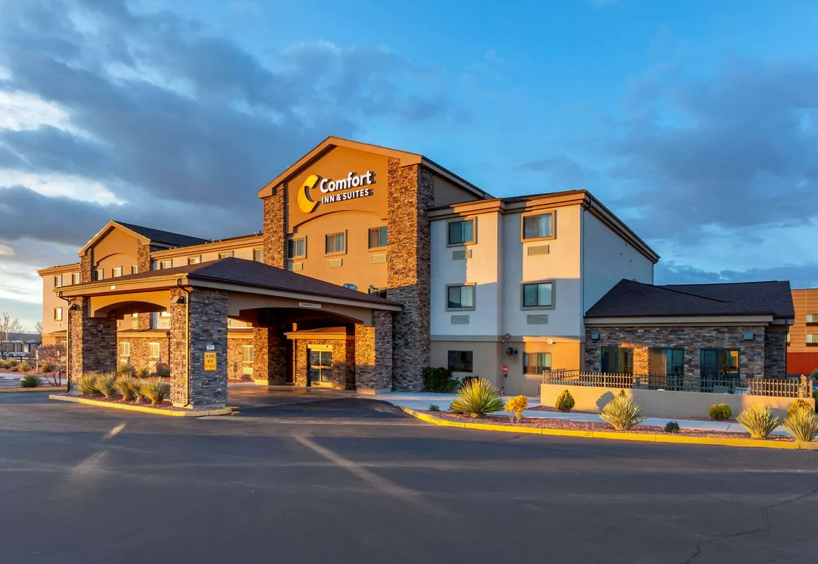 Comfort Inn & Suites Page at Lake Powell hotel hero