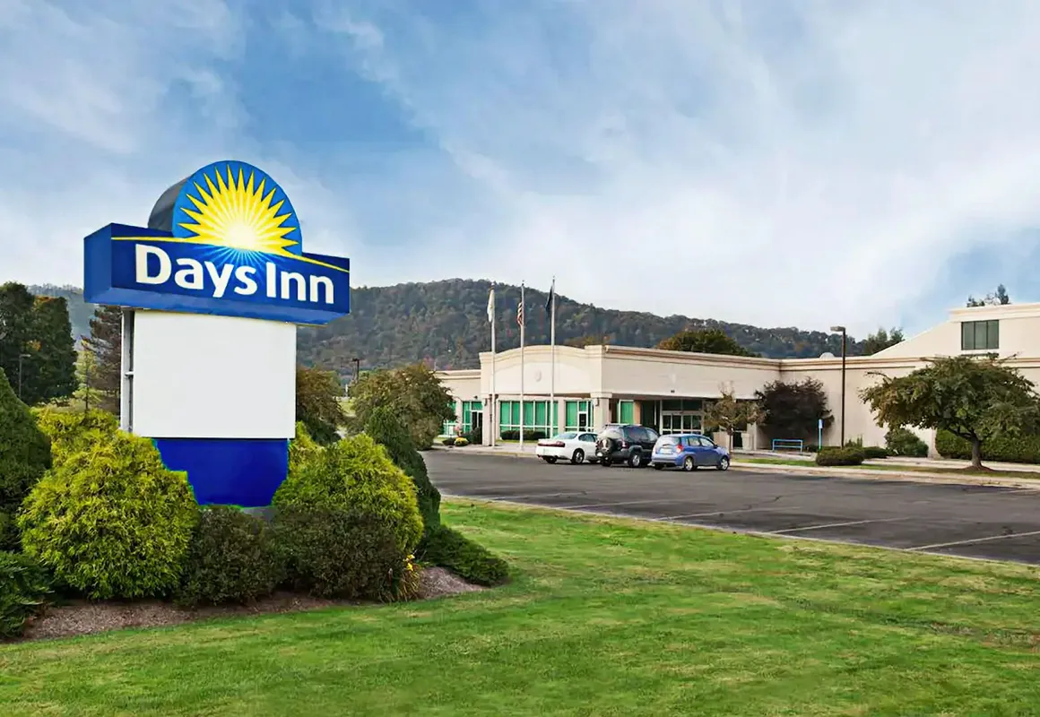 Days Inn by Wyndham Warren hotel hero