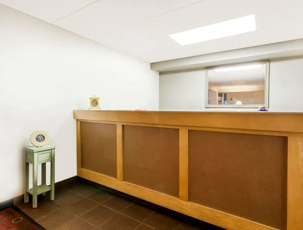 Days Inn by Wyndham Cedar Falls- University Plaza hotel detail image 1