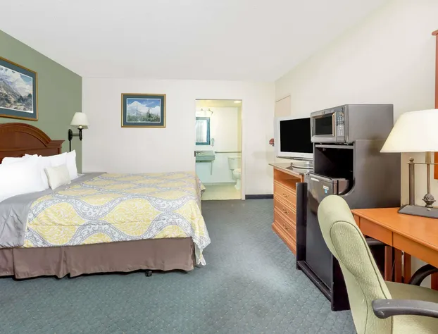 Days Inn by Wyndham Cedar Falls- University Plaza hotel detail image 4