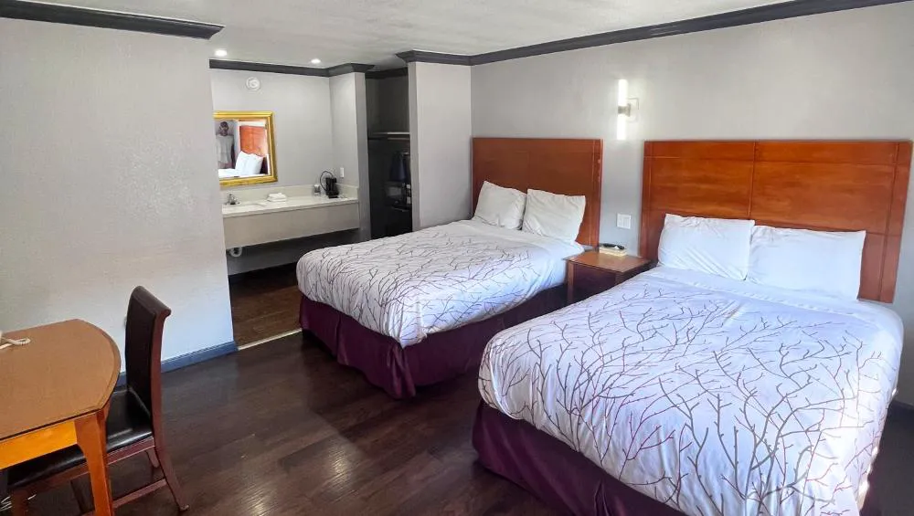 Anchorage Inn Lakeport hotel hero