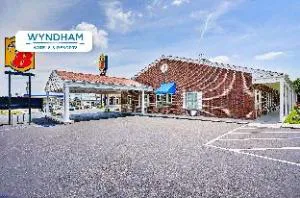 Super 8 by Wyndham Cave City hotel detail image 1